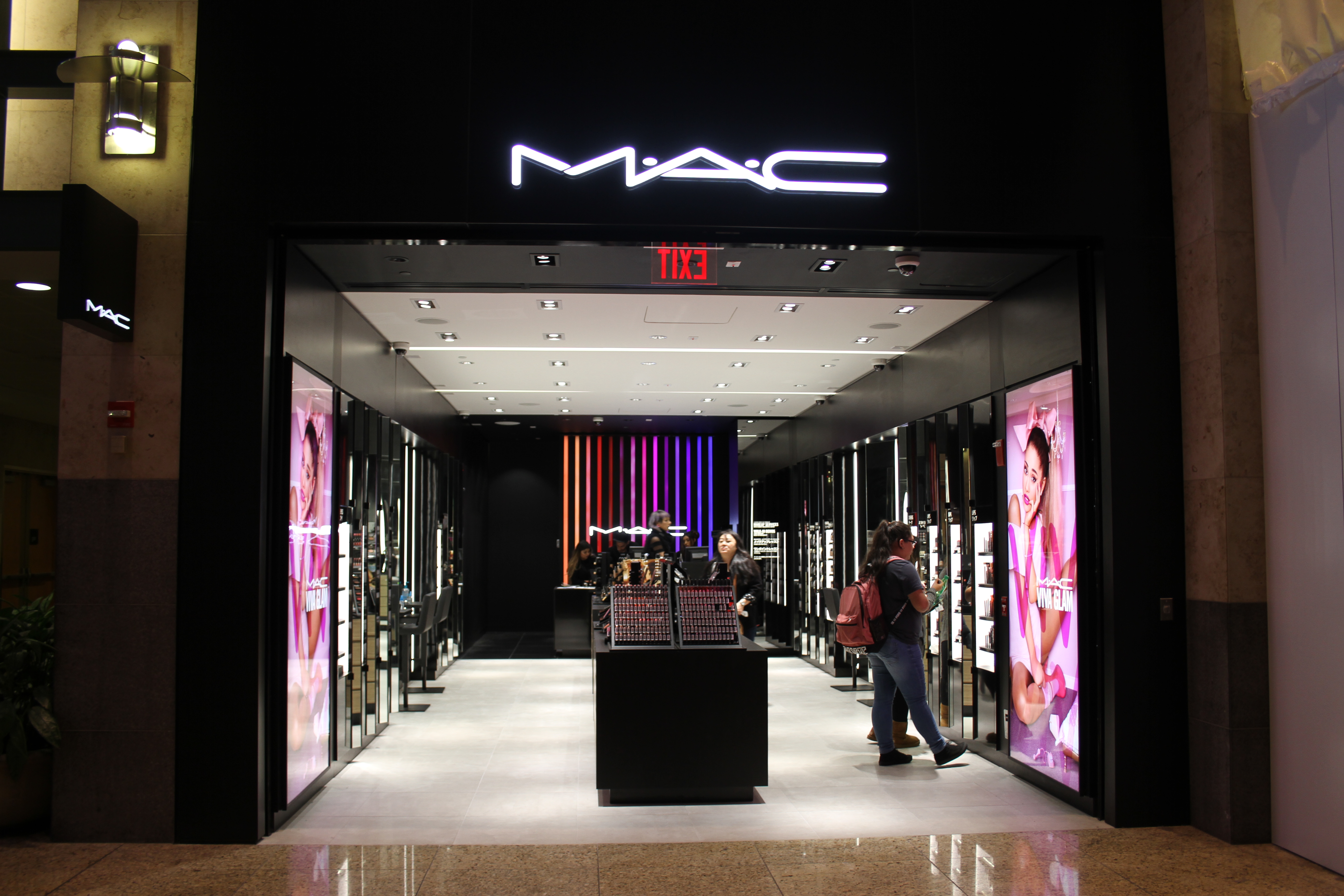 seattle-airport-mac-cosmetics-store-front