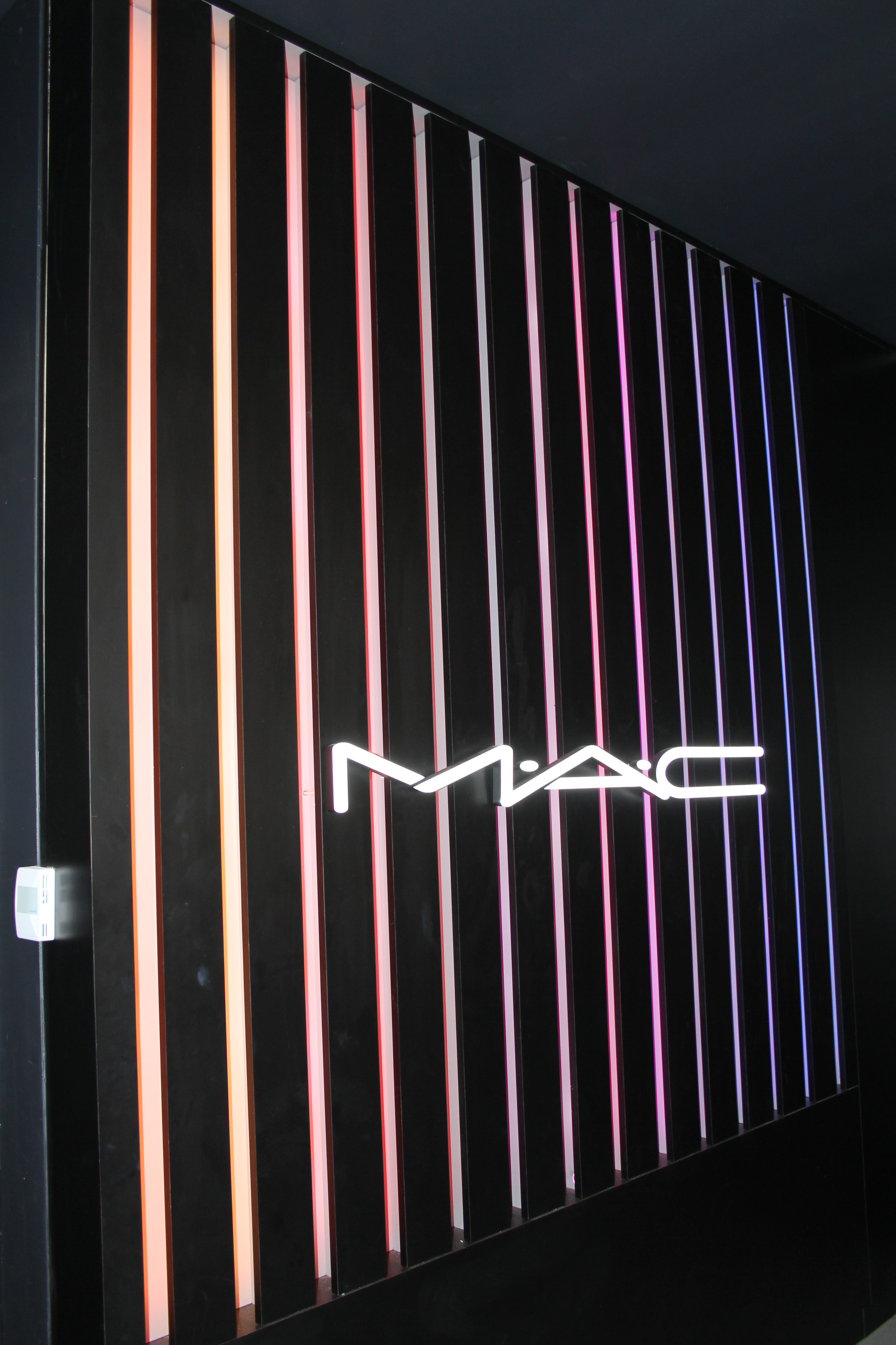 seattle-airport-mac-display-wall